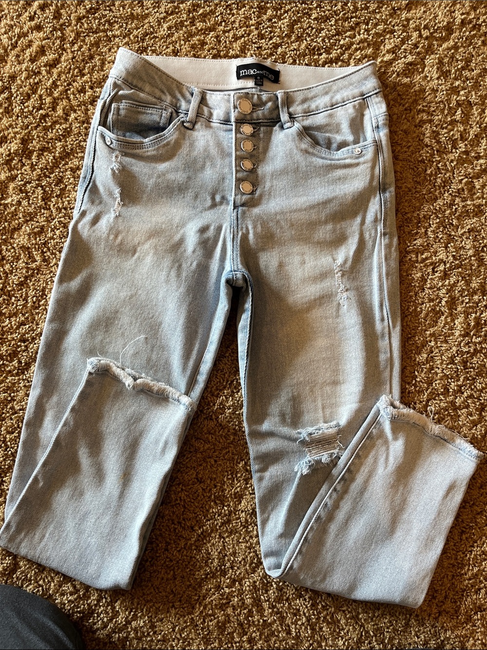 Mac and Me, light washed distressed
Jeans